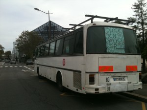 CIRCULATION - Bus devant les machines